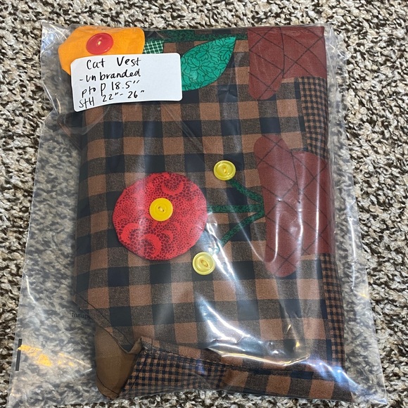 Charming Checkered Vest with Cat and Floral Design - Picture 8 of 9